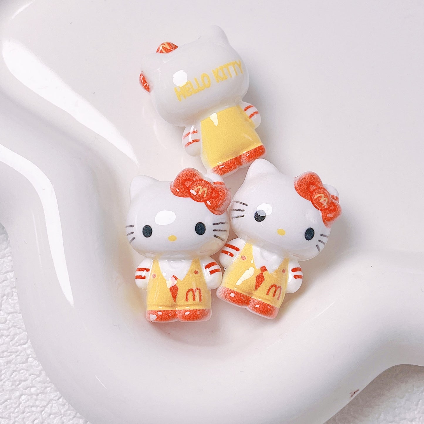 Cute Standing Cartoon Cat Acrylic Beads, Straight Hole Charms for DIY Phone Charm, Keychain, Pen & Bag Accessories, Kawaii Style, Sold by Pack